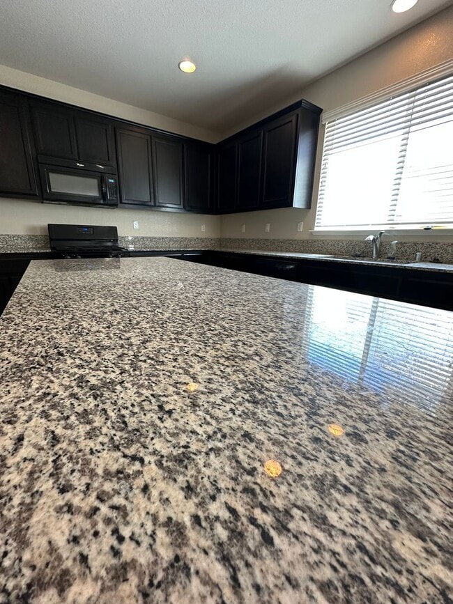 Building Photo - Garibaldi Ranch beautiful 4bedroom 3 full ...