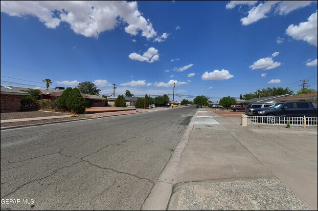 Building Photo - 8400 Parkland Dr