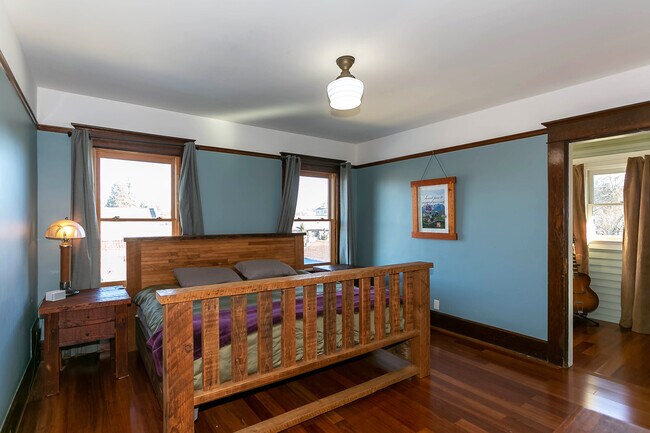 Bedroom - 718 NE Dekum St