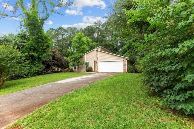 Building Photo - 625 Oxford Hall Dr SW