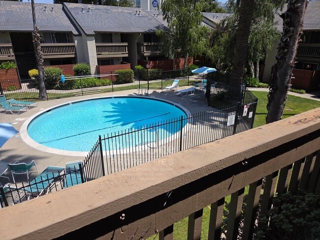 Building Photo - Super cool 2 bedroom condo with great loca...