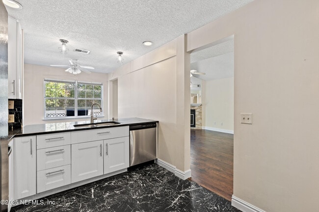 Building Photo - 9960 Moorings Dr