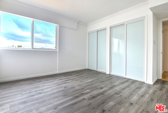 Building Photo - 440 S Roxbury Dr