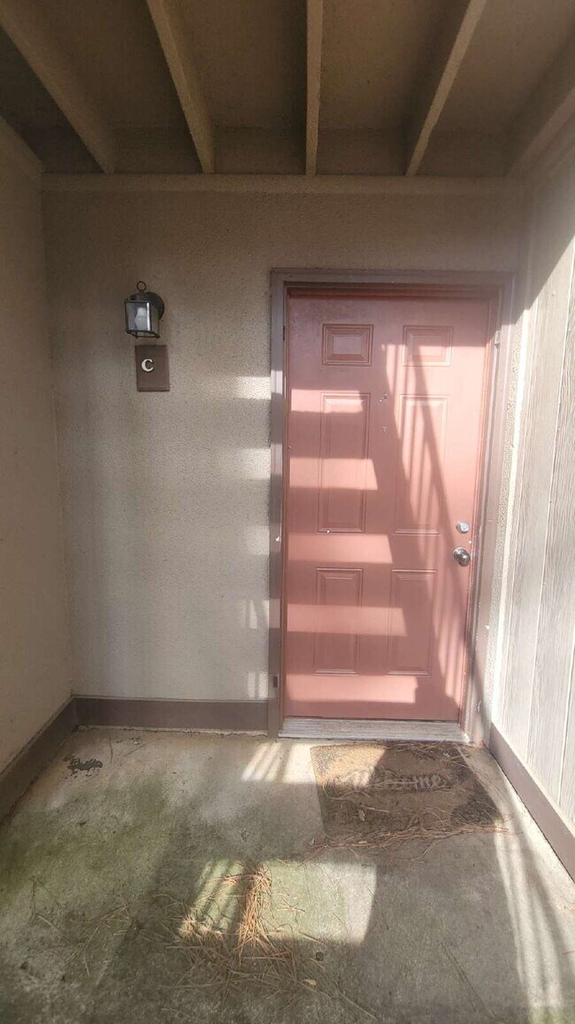 Building Photo - Section 8 accepted!!! 1 month free, Call for details!!! "Cozy 2-Bedroom Retreat with Full Bath in...