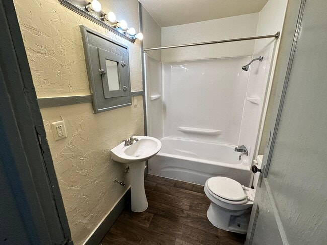 Building Photo - For Rent: Charming 2 Bed, 1 Bath Home in C...