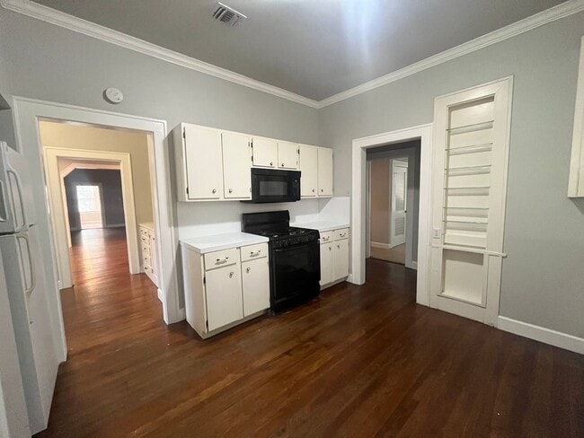Building Photo - 4bed/2bath corner lot house in Hyde Park