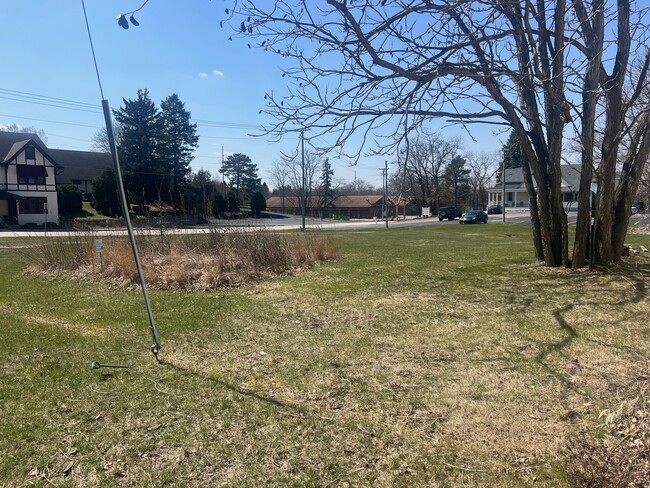 Building Photo - 4465 Lakeland Dr