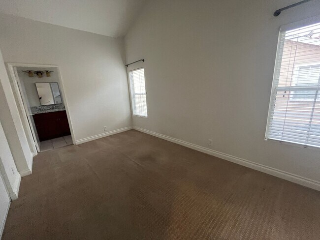 Building Photo - Its has that WOW Factor! Great Location and Spacious 3 Bedroom Available Early May!