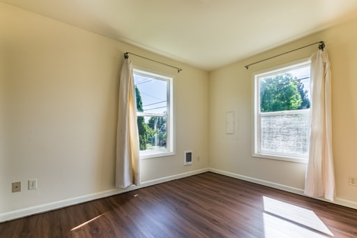 Building Photo - Perfectly located 2 bed/1 bath lower unit duplex in Ballard for $2650 available for move in!