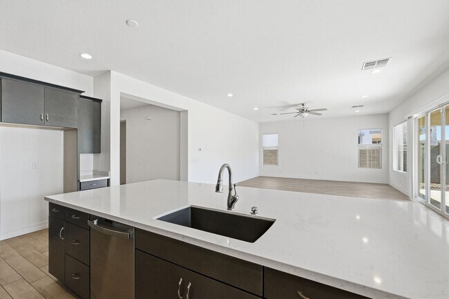 Building Photo - Gated Community Amazing ameneties