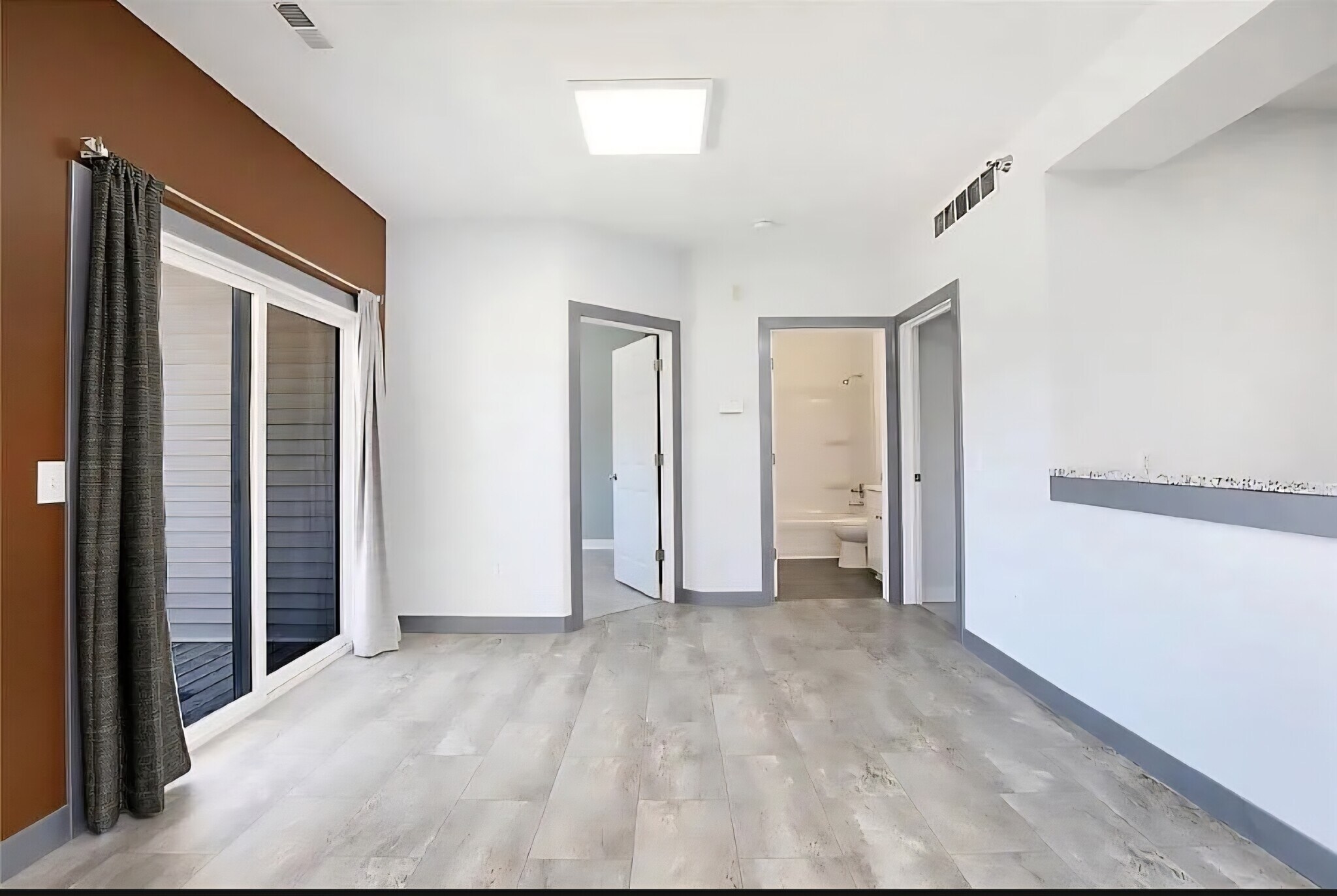 Building Photo - 1760 SE LA Grant Pkwy