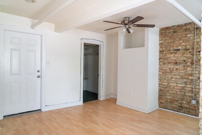 Building Photo - Ravenswood - 2 Bed / 1 Bath English Garden...