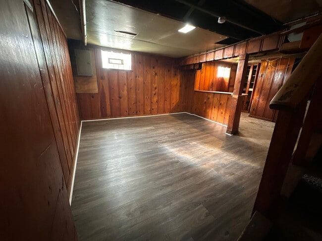 Building Photo - Newly Renovated 2 Bedroom Townhome