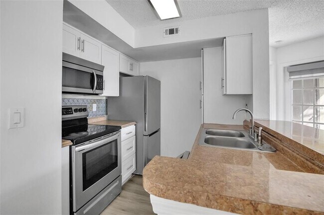 Building Photo - 413 Fountainhead Cir