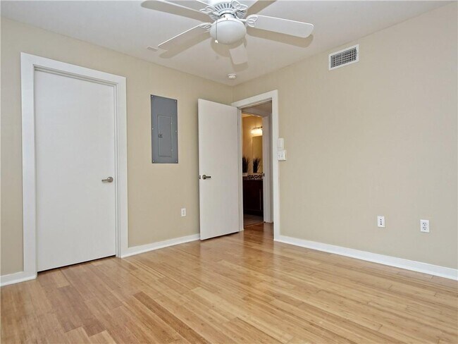 Building Photo - 2200 Dickson Dr