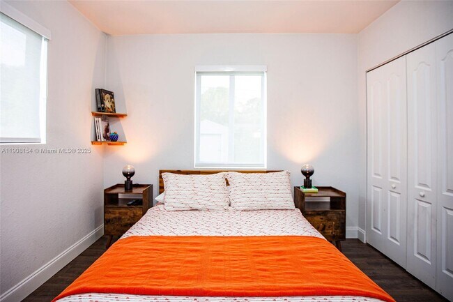 Building Photo - 1050 NW 46th St