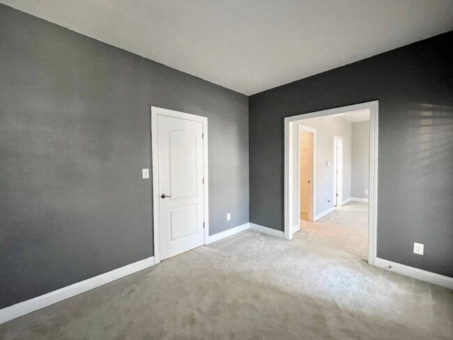 Building Photo - Ready NOW! Fabulous Townhome In Lexington!...