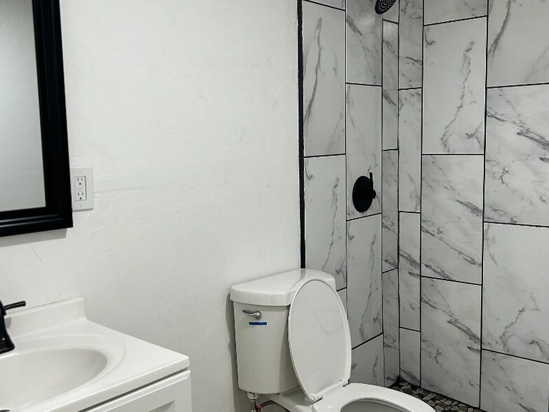 Building Photo - 646 N Desert Ave