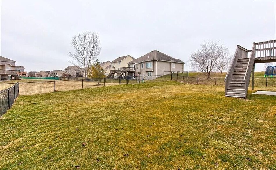 Fully fenced back yard - 407 NE 46th St