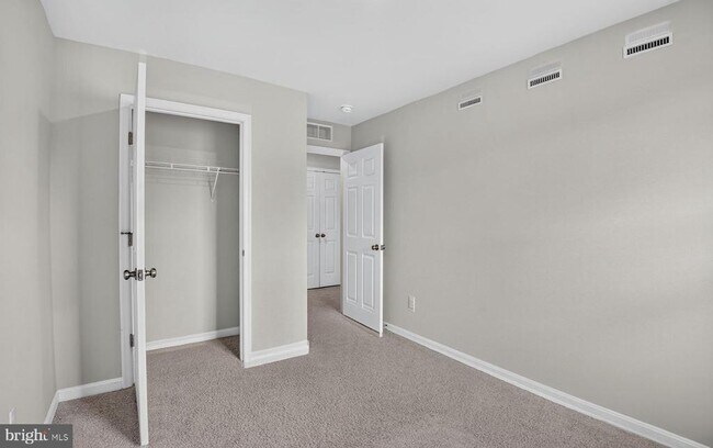 Building Photo - 184 College Dr