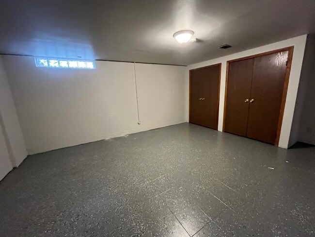 Building Photo - 8142 W Howard Ave