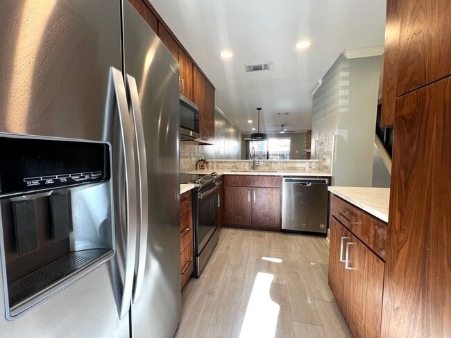 Building Photo - Two Stories, 2 Bedrooms 1.5 Baths Condo for Rent in Central Austin, Downtown, S Lamar and Hwy 290