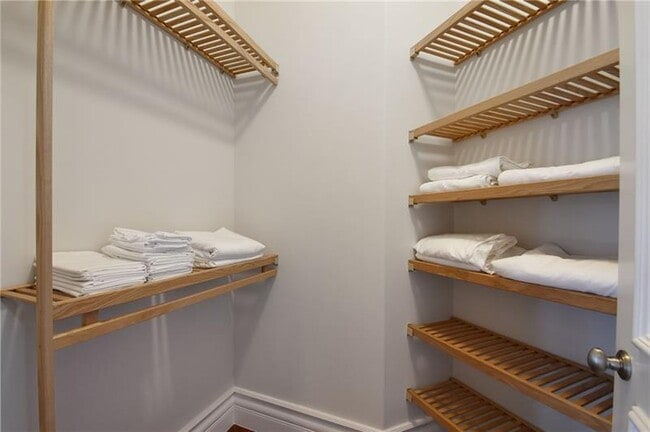 Building Photo - 1320 S Lakeside Dr