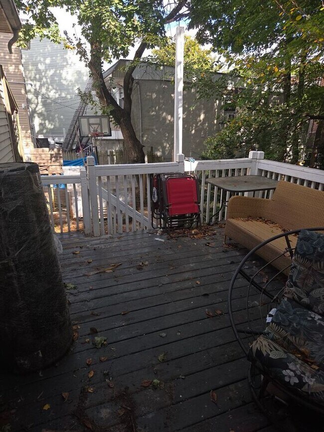 Building Photo - 5BR/1.5BA Row Home with Backyard and Laund...