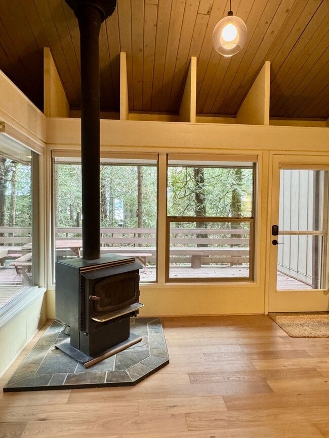 Building Photo - Come live in this quiet corner of Harstine Island!