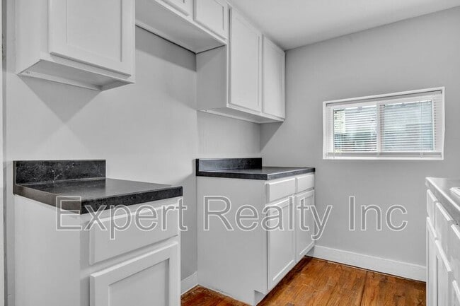 Building Photo - 546 55th St