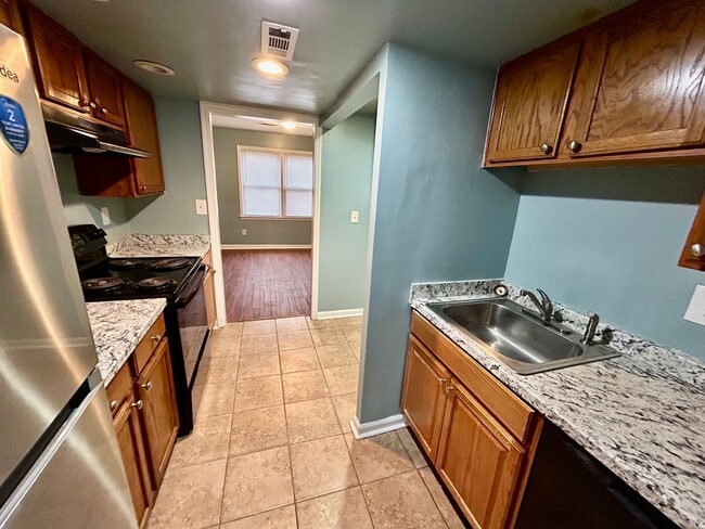 Building Photo - 2 Bedroom With a Bonus Room!