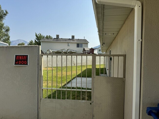 Building Photo - 3 Bed 2 Bath Single Level Patio Home