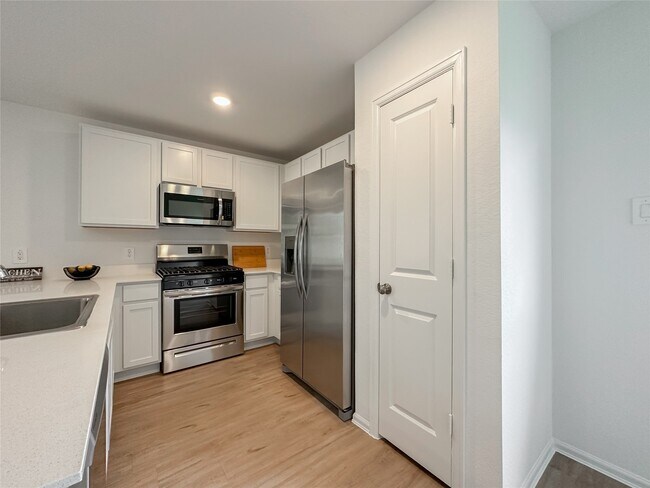 Building Photo - 1495 Las Cuevas Dr