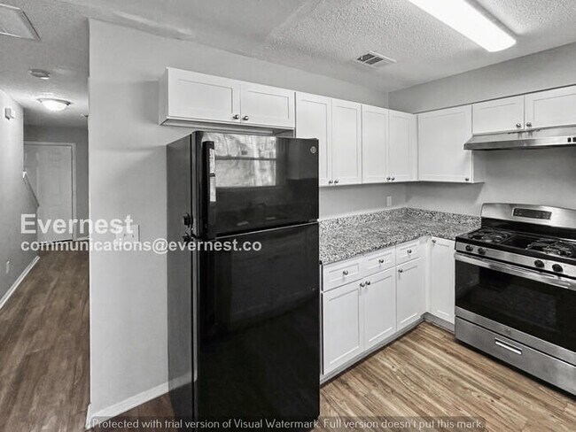 Building Photo - 3 Bed/2.5 Bath Home with Garage / Pet-Friendly / Coming Soon!