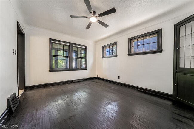 Building Photo - 3995 E 154th St