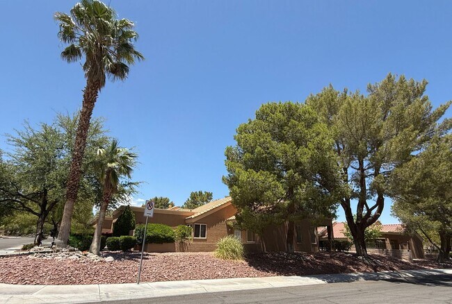 Building Photo - SUN CITY 55+ COMMUNITY - TWO BEDROOM TOWNH...