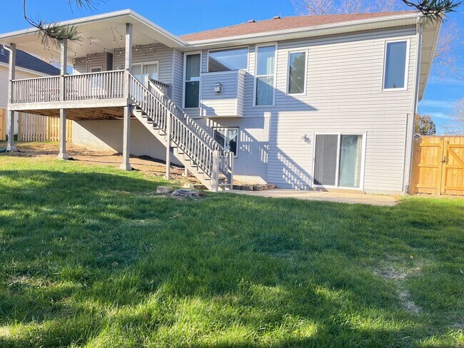 Building Photo - Northwest Omaha Gem: 2,700 Sq Ft, 3-Bedroom, Walk-Out Finished Basement, Fenced Yard, 3-Car Garag...