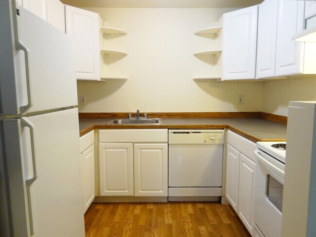 Building Photo - 3 bdrm, 1 bath, attached garage, $1795 Rent