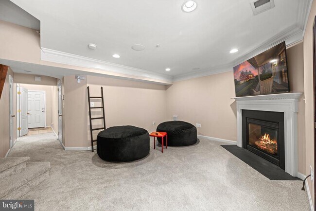 Building Photo - 735 Parev Way