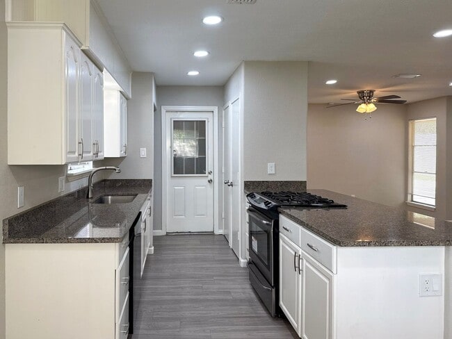 Building Photo - 3 Bedroom / 2 Bath / 2 Car Garage