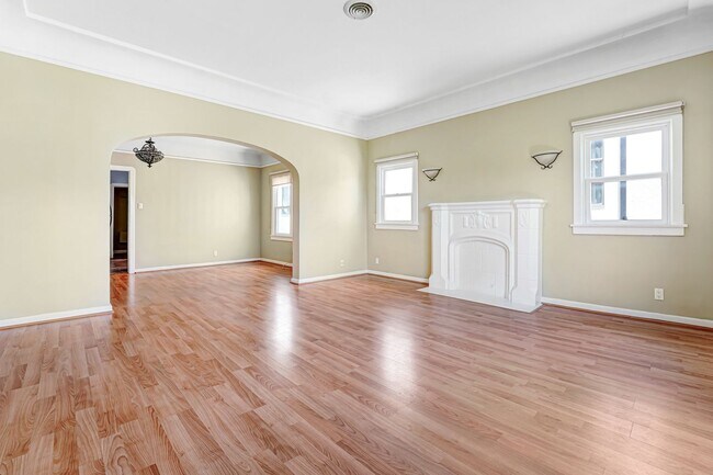 Building Photo - 325 N Stanley Ave