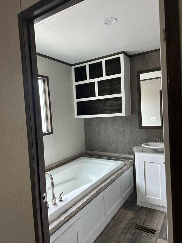 Building Photo - 5565 Bermuda Dr