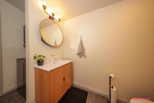 Building Photo - 7427 Twin Lakes Dr