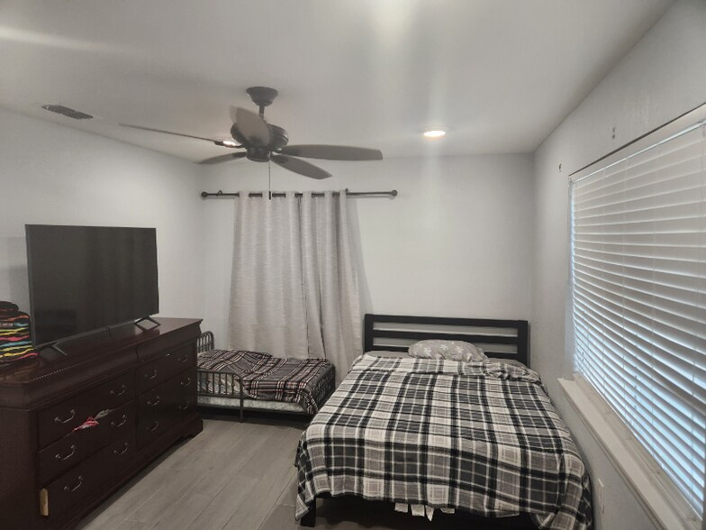 Building Photo - 1529 E Don St