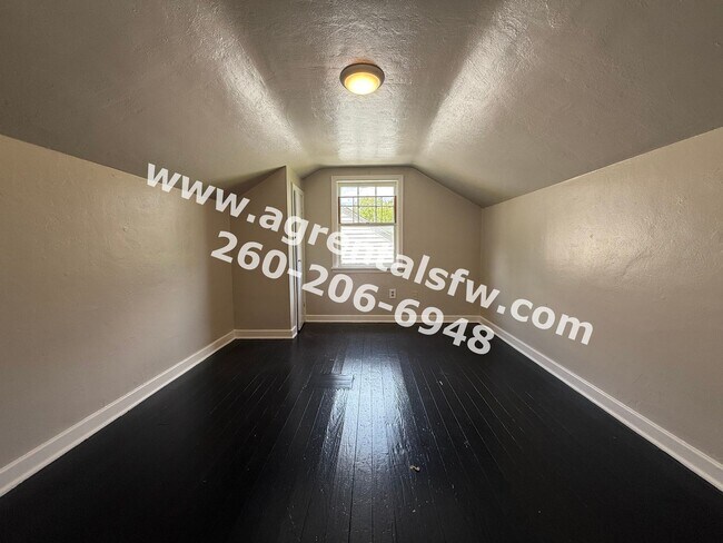 Building Photo - 2 Bedroom House