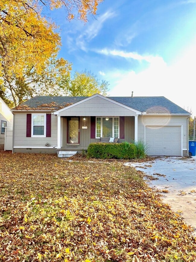 Building Photo - Brookside Bungalow Close to shopping, Riverside trails, & Gathering Place!