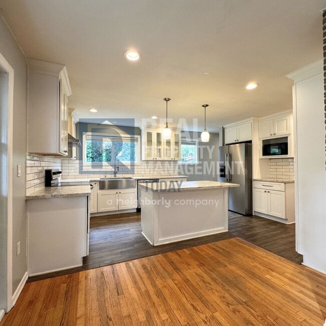 Building Photo - Charming 3 Bedroom Move In Ready!