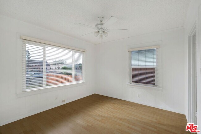 Building Photo - 333 W 70th St