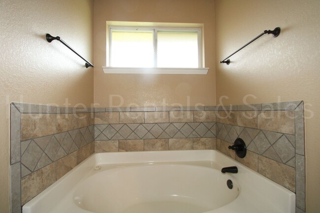 Building Photo - Spacious Three-Bedroom!