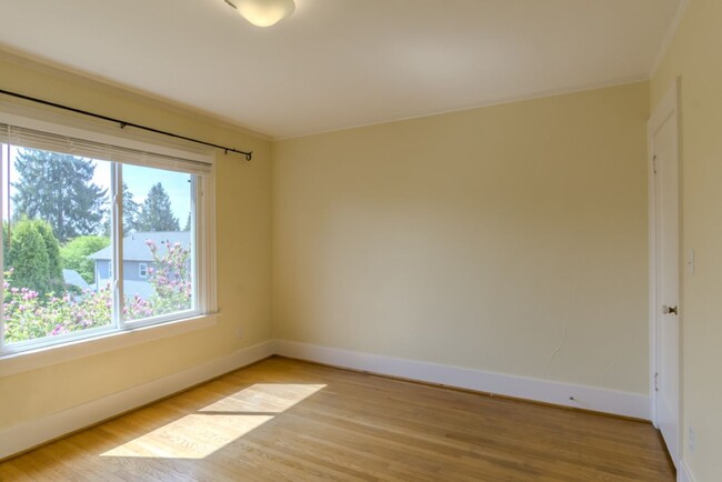 Building Photo - 3Bd/1.75Ba Seattle House